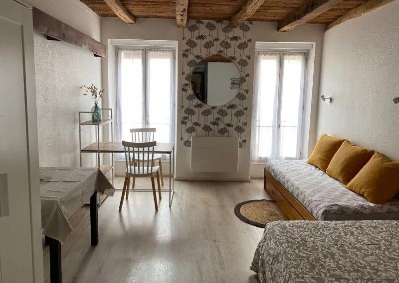 
                                                Location
                                                 Beau studio à louer en bail courte durée