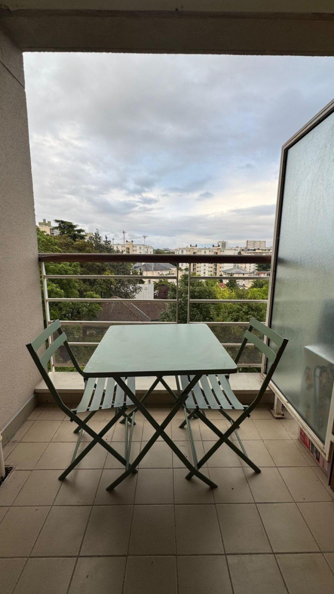 
                                                Location
                                                 Beau studio avec espace nuit balcon et parking