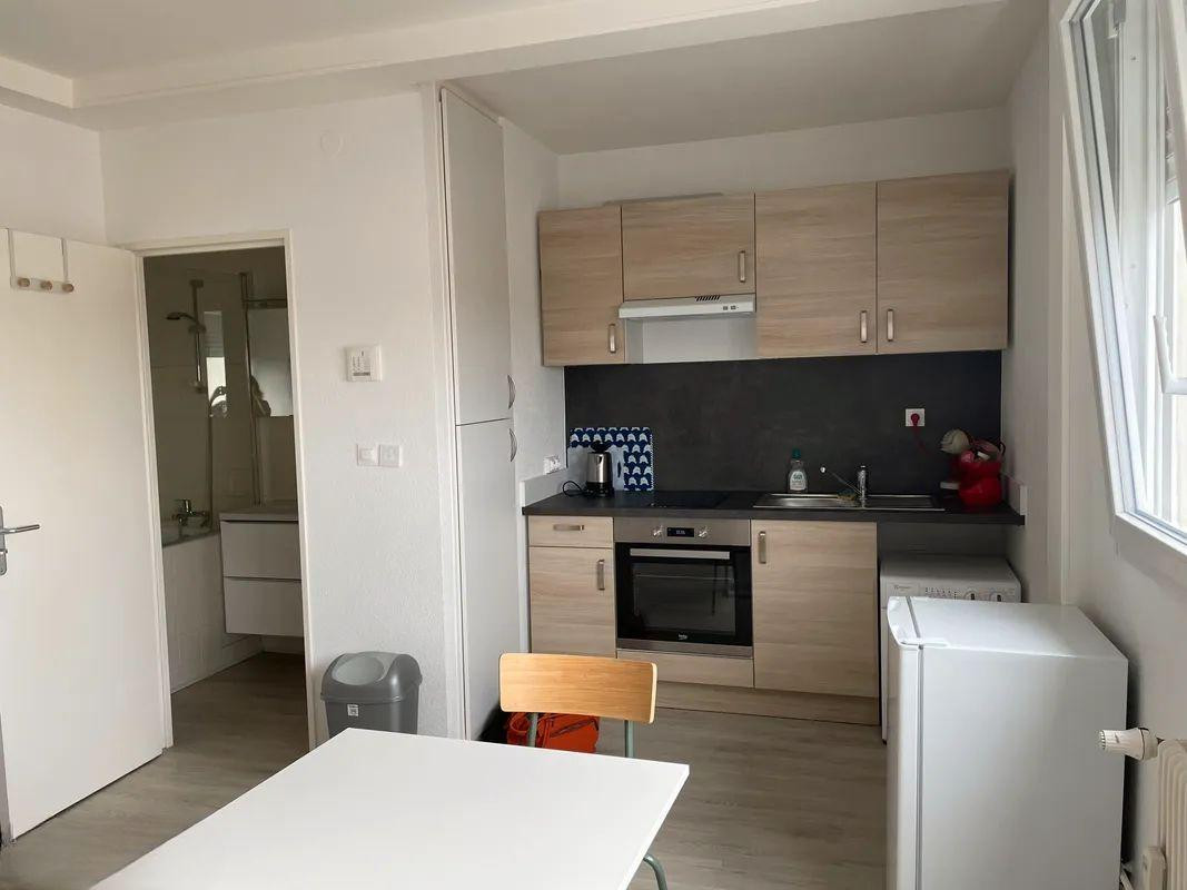 
                                                Location
                                                 Beau studio avec vue dégagée