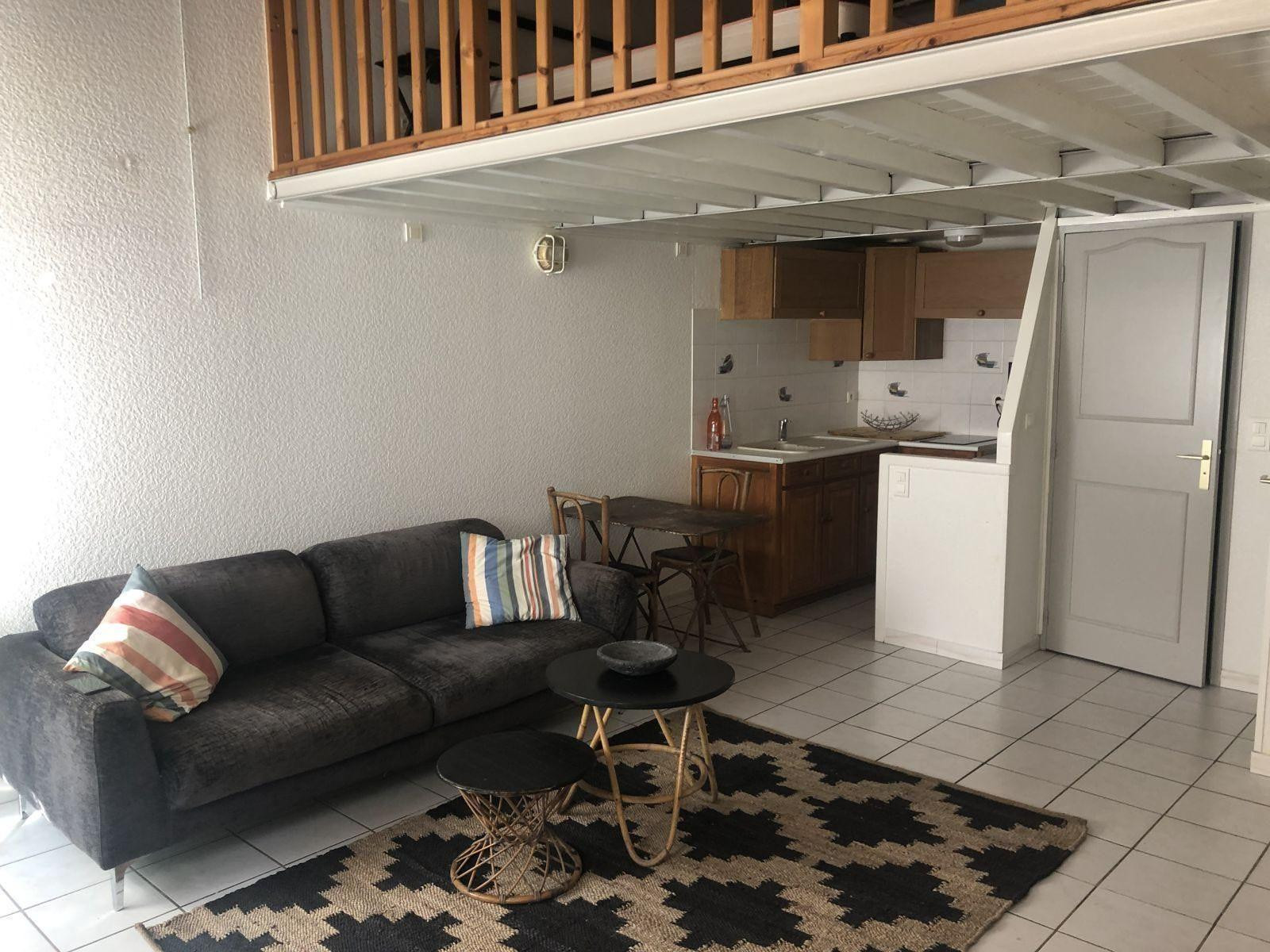 
                                                Location
                                                 Beau studio Canut - Rue des chartreux Crois-Rousse