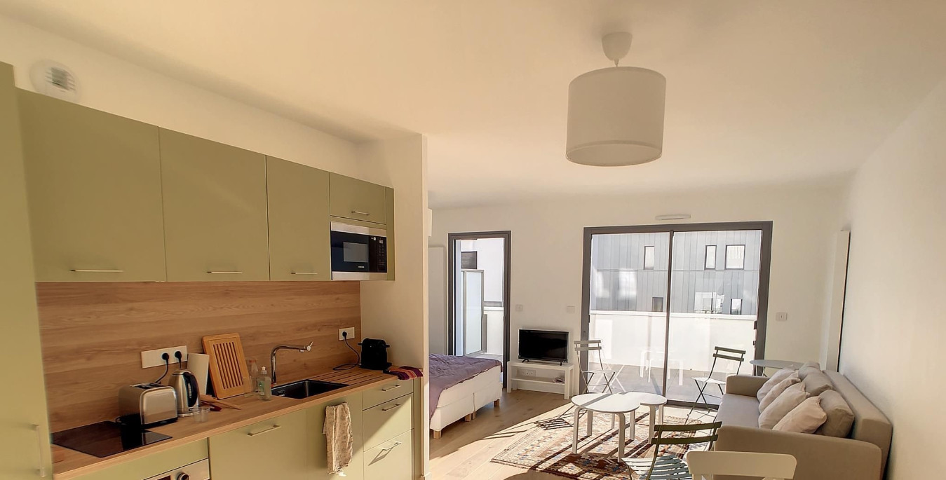 
                                                Location
                                                 Beau studio climatisé