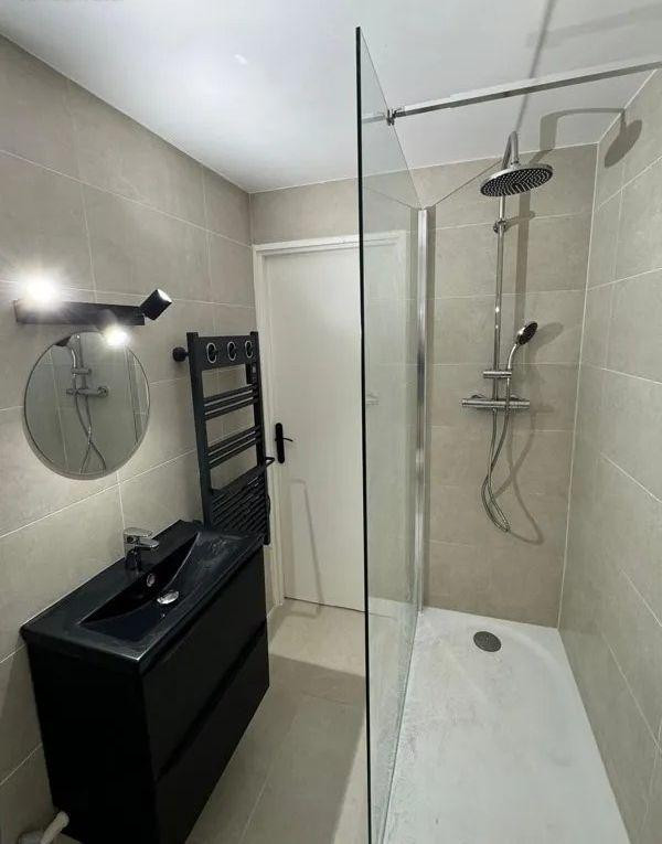 
                                                Location
                                                 Beau studio de 20m² entièrement rénové et équipé
