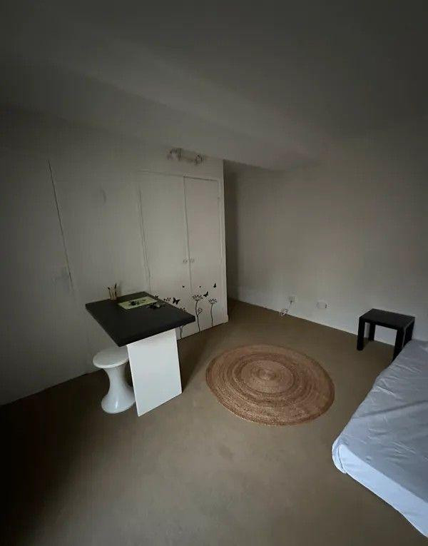 
                                                Location
                                                 Beau studio de 20m² très calme et très clair (Sud)