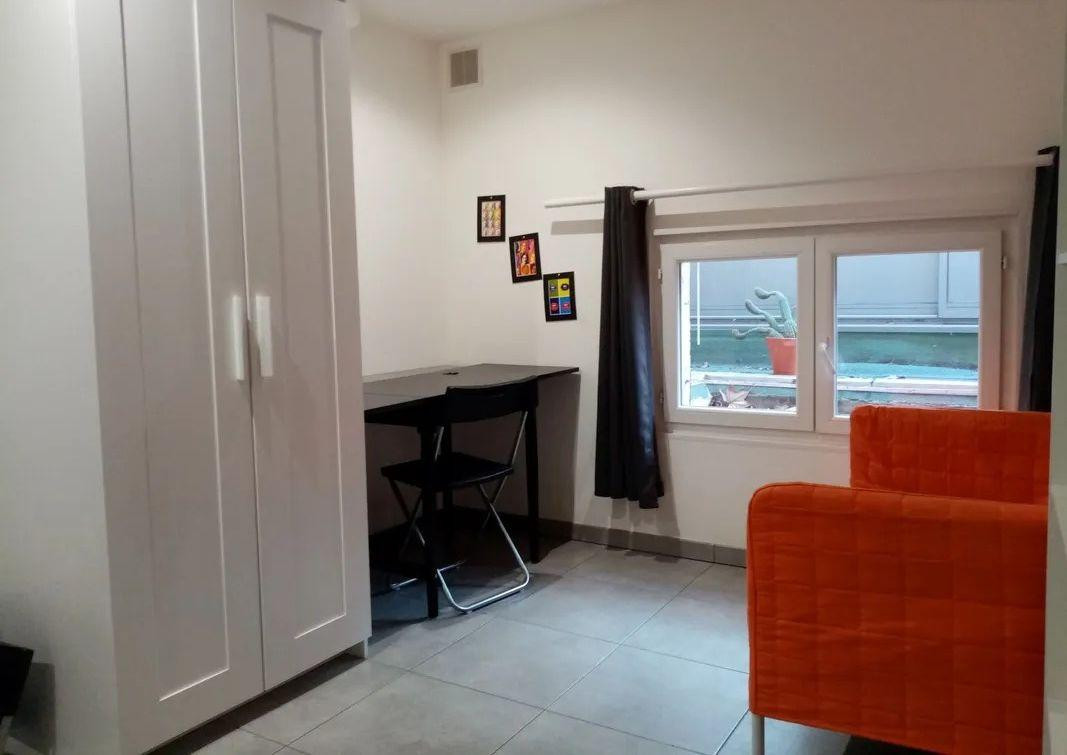 
                                                Location
                                                 Beau studio entièrement meublé 18m²