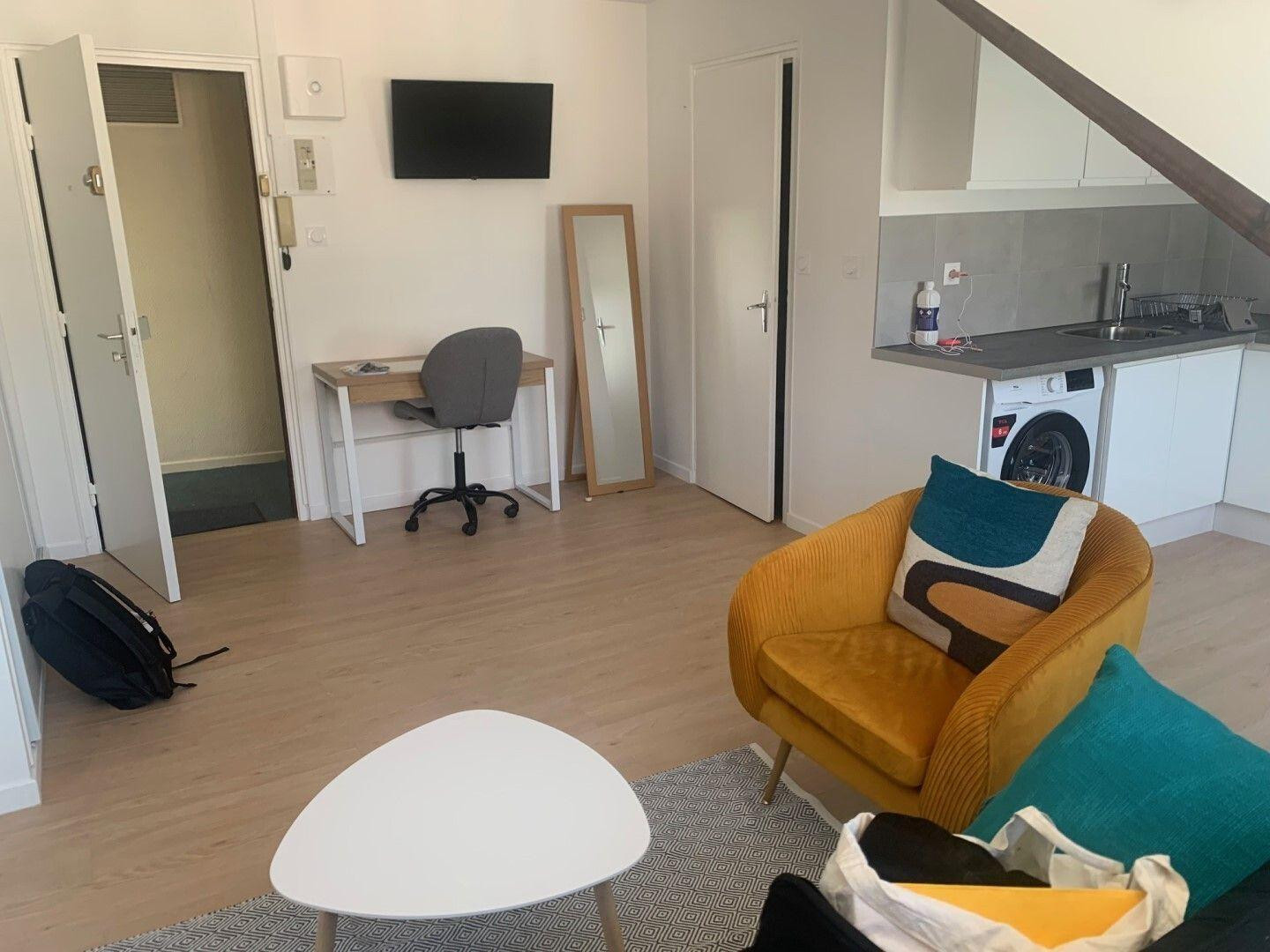 
                                                Location
                                                 Beau studio entièrement meublé 22m² refait à neuf