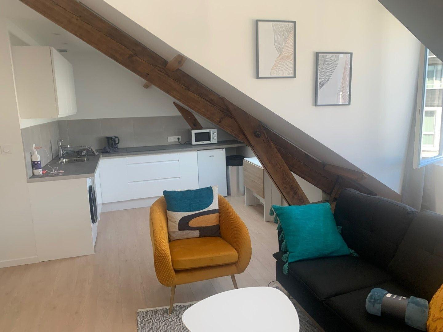 
                                                Location
                                                 Beau studio entièrement meublé 22m² refait à neuf