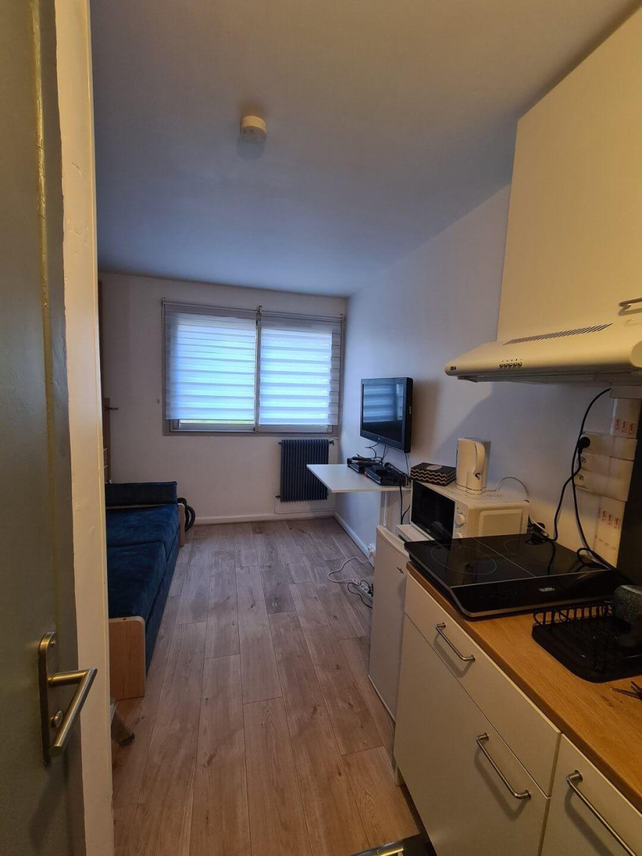 
                                                Location
                                                 Beau studio entièrement meublé et rénové 13m²