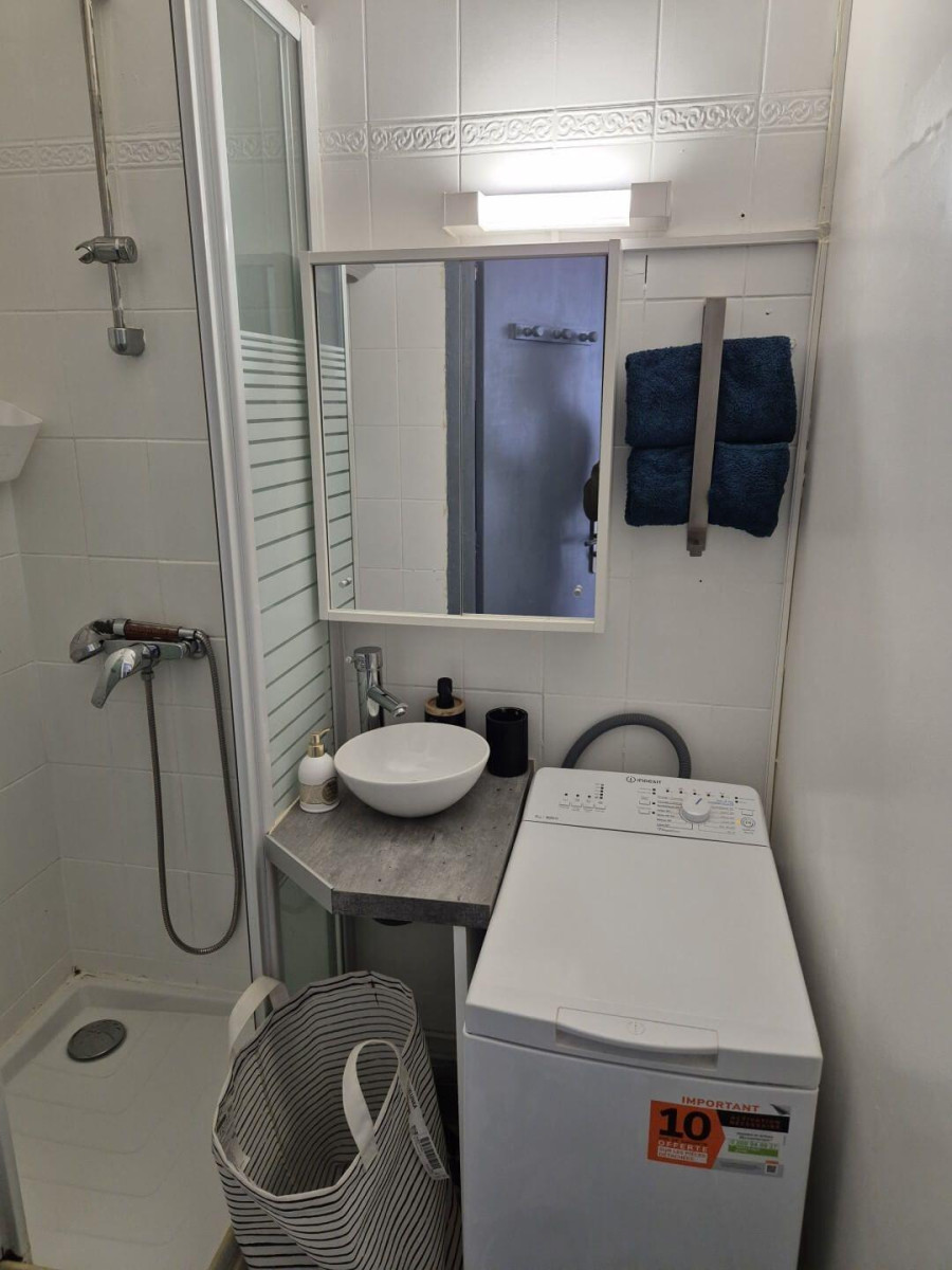 
                                                Location
                                                 Beau studio entièrement meublé et rénové 13m²