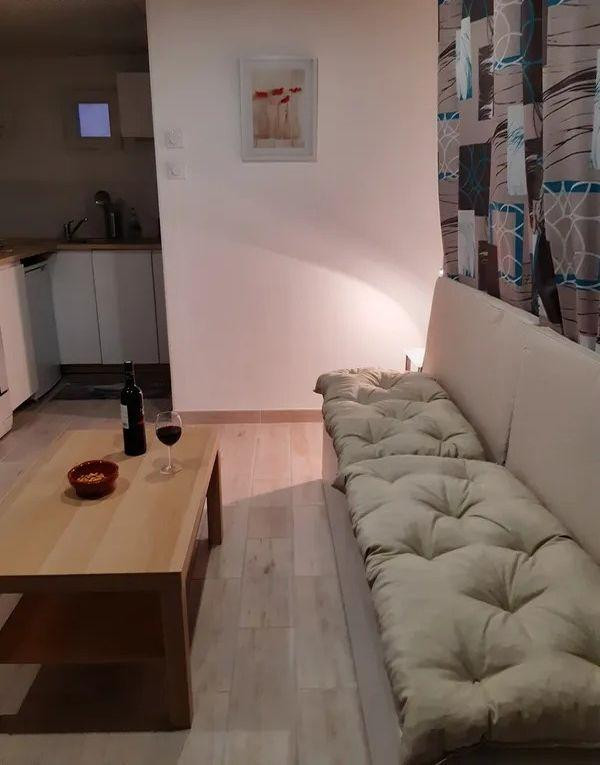 
                                                Location
                                                 Beau studio équipé 18m² fonctionnel
