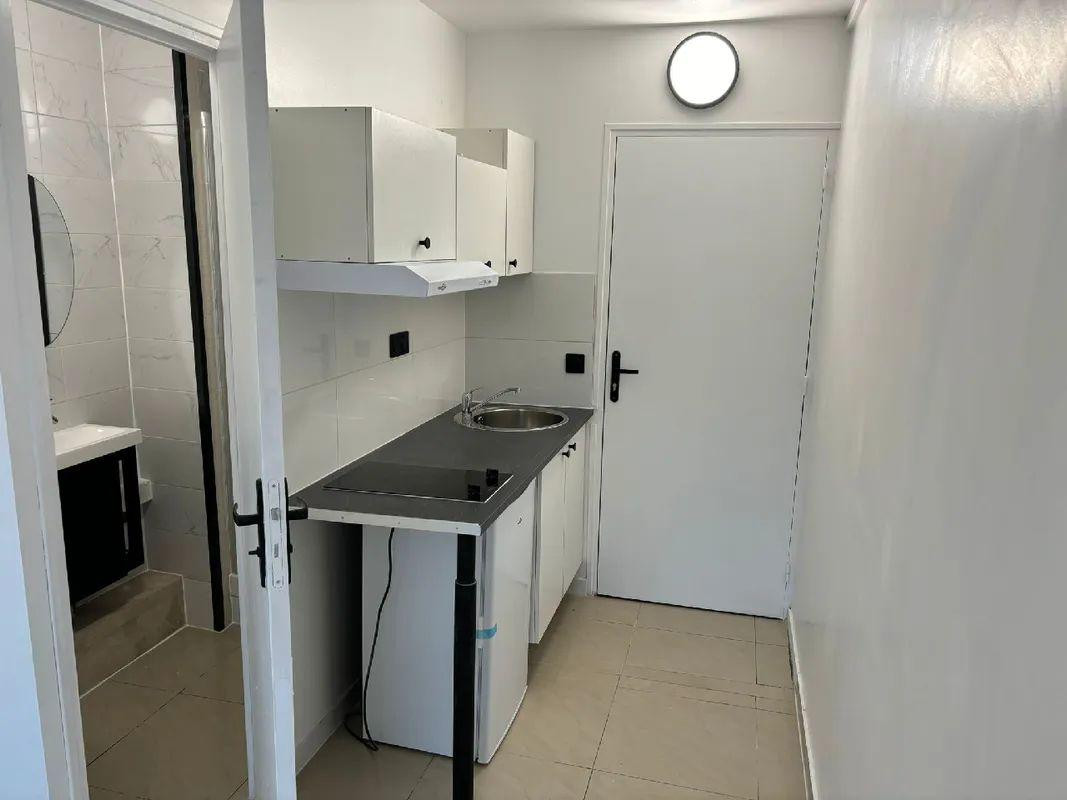 
                                                Location
                                                 Beau studio étudiant meublé 14m² tout compris