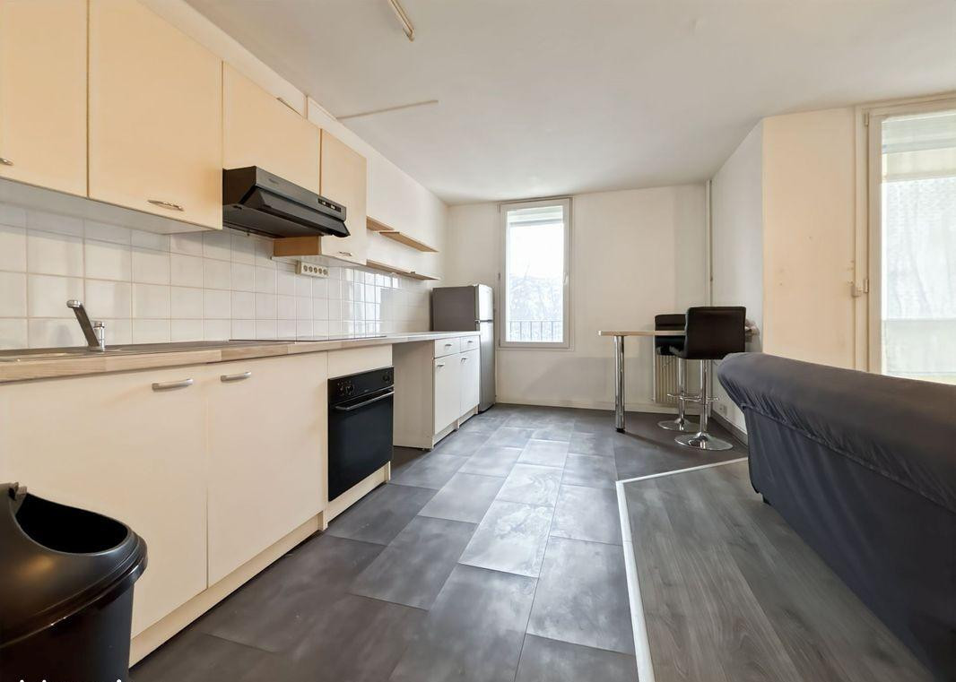
                                                Location
                                                 Beau studio lumineux 34m²