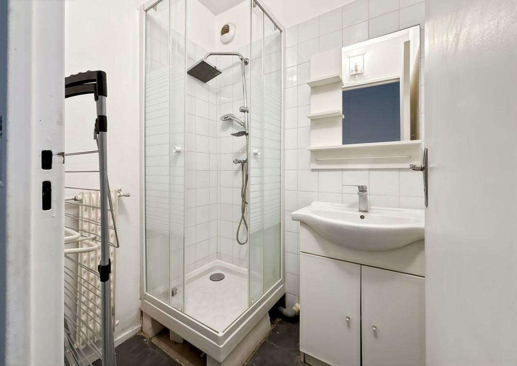 
                                                Location
                                                 Beau studio lumineux 34m²