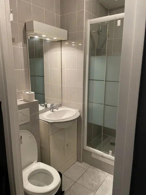 
                                                Location
                                                 Beau studio lumineux à louer au Chesnay 78