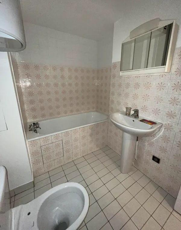 
                                                Location
                                                 Beau studio lumineux de 24m²