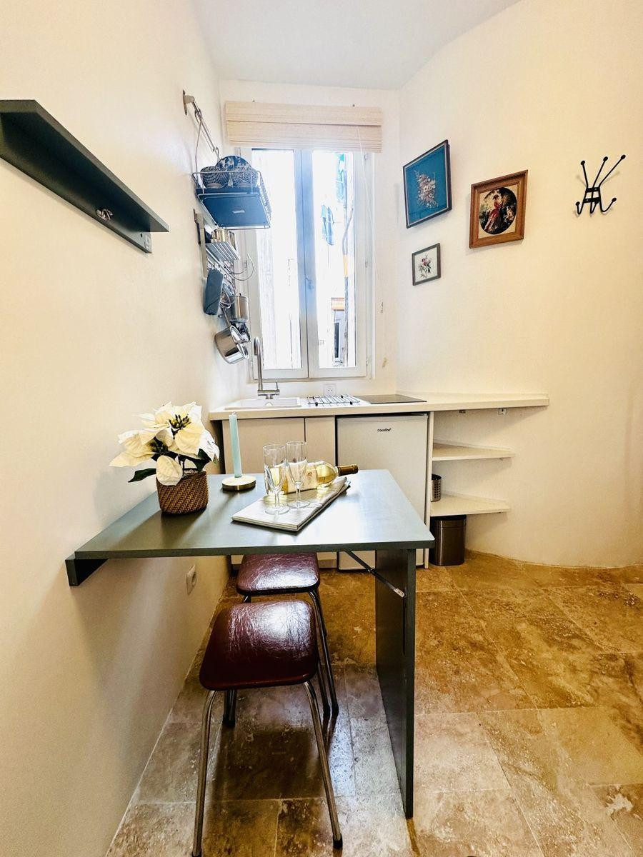 
                                                Location
                                                 Beau studio meublé 11m² refait à neuf