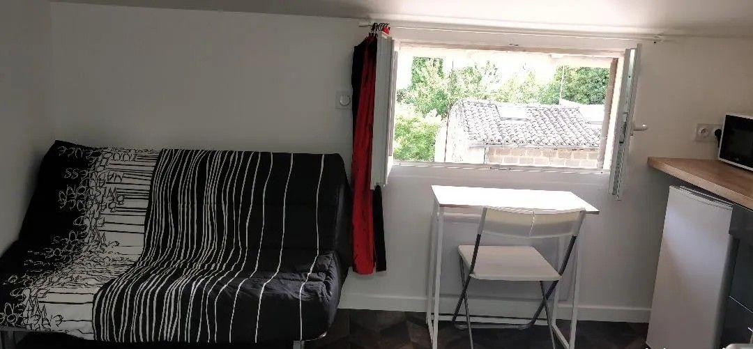 
                                                Location
                                                 Beau studio meublé 12m² dans immeuble rénové