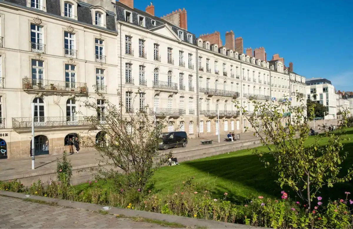 
                                                Location
                                                 Beau studio meublé 13m² quai de Turenne