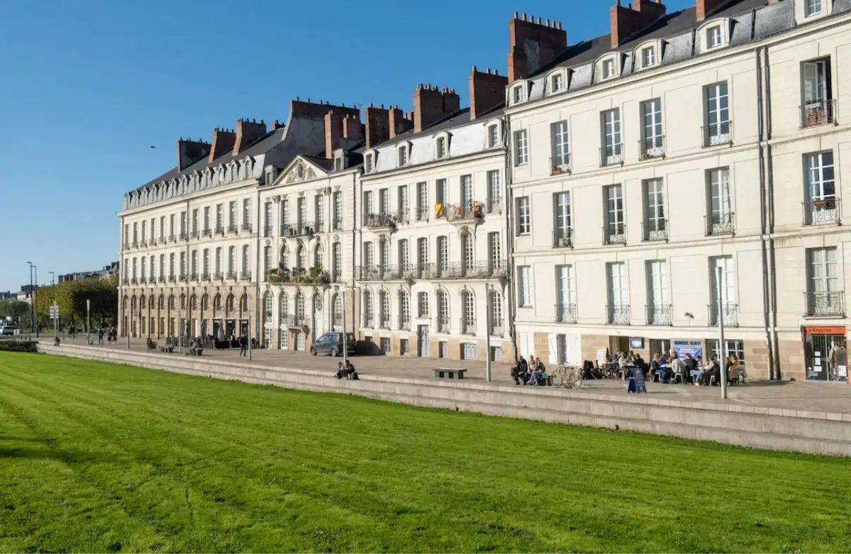 
                                                Location
                                                 Beau studio meublé 13m² quai de Turenne