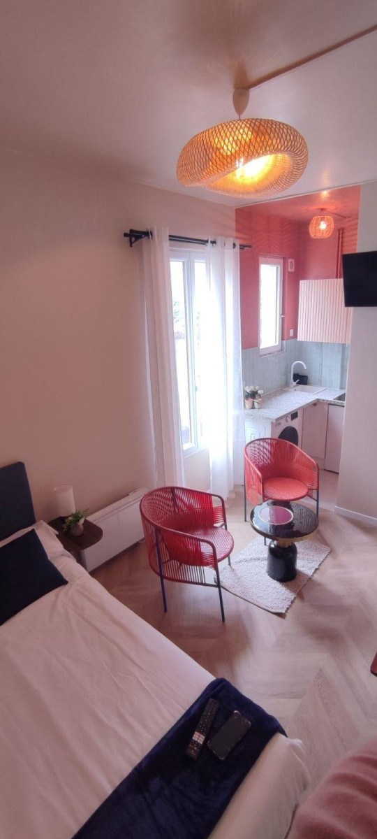 
                                                Location
                                                 Beau studio meublé 14m²