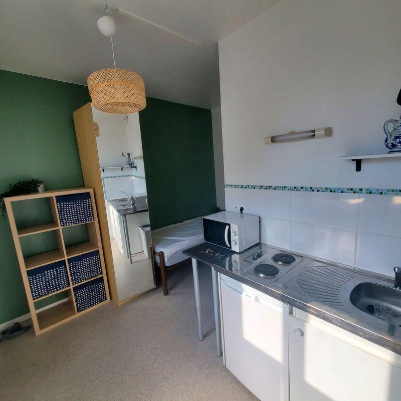 
                                                Location
                                                 Beau studio meublé 14m² proche Clemenceau