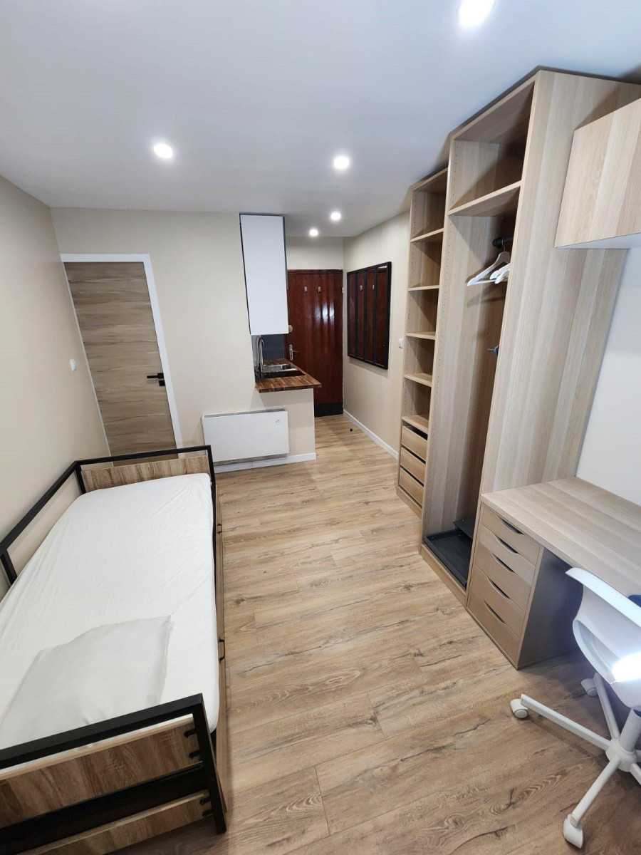 
                                                Location
                                                 Beau studio meublé 15 m² entièrement rénové