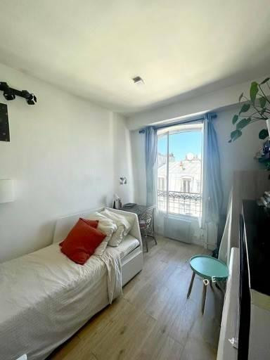 
                                                Location
                                                 Beau studio meublé 15m²