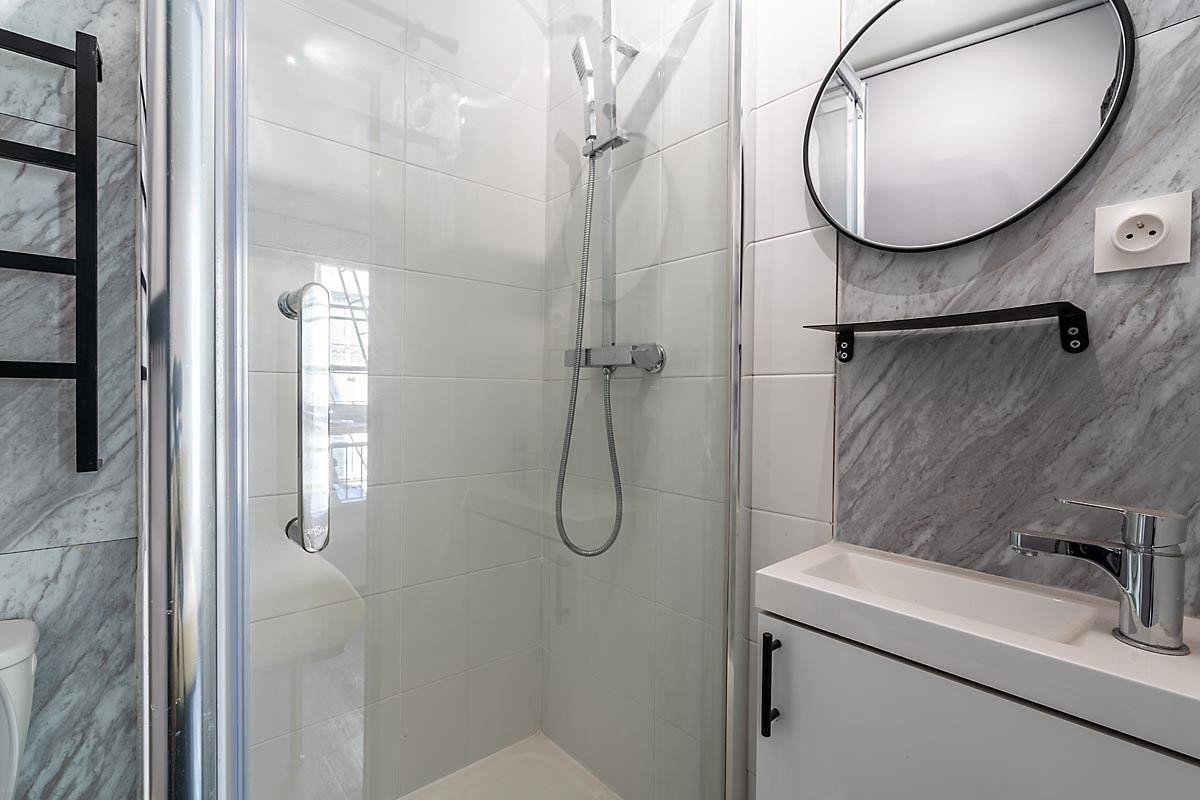 
                                                Location
                                                 Beau studio meublé 16m²