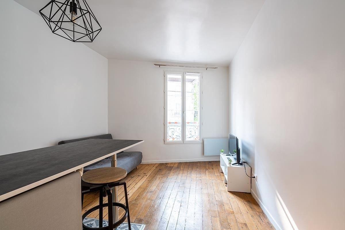 
                                                Location
                                                 Beau studio meublé 16m²