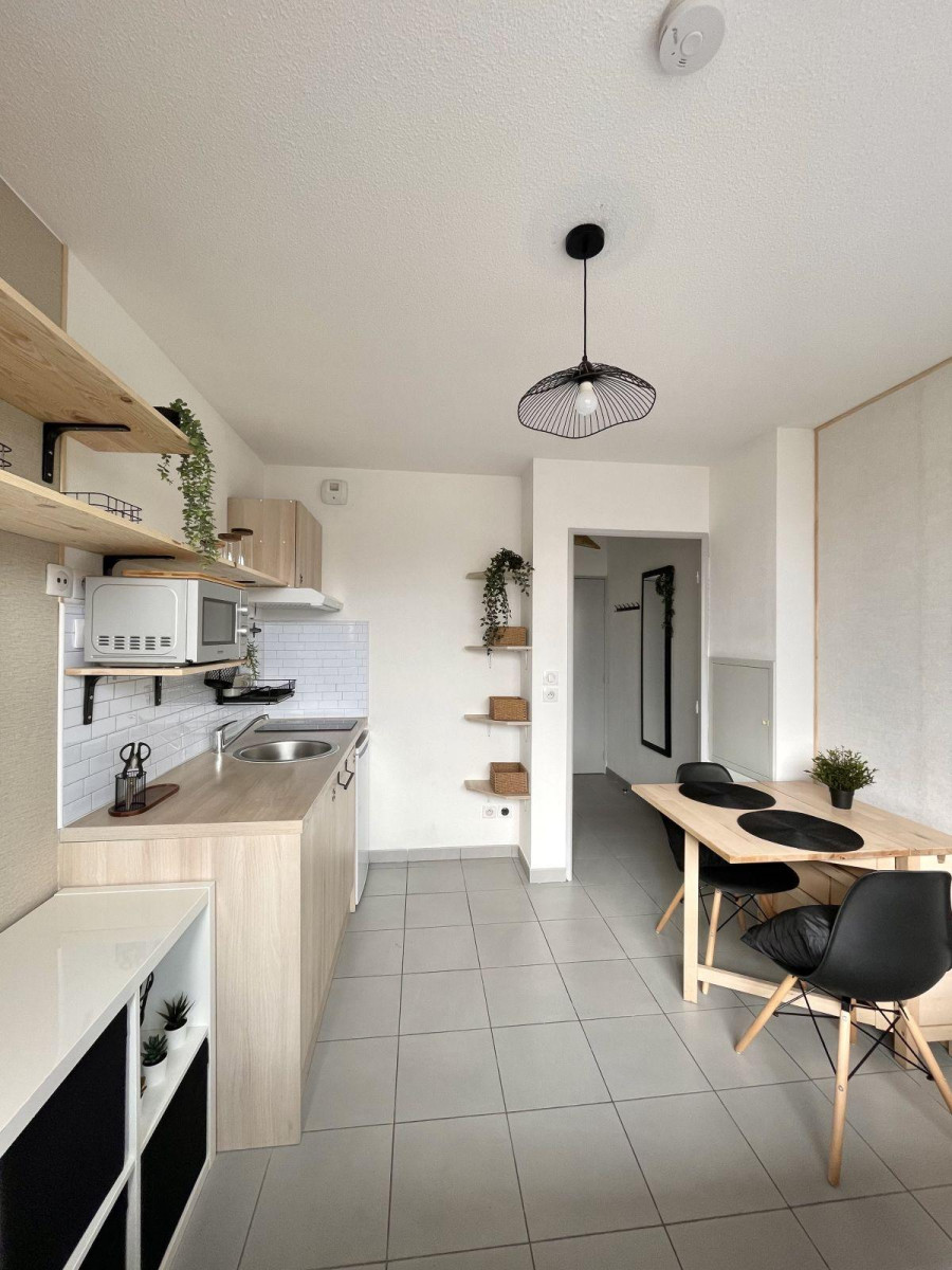 
                                                Location
                                                 Beau studio meublé 16m² dans résidence étudiante