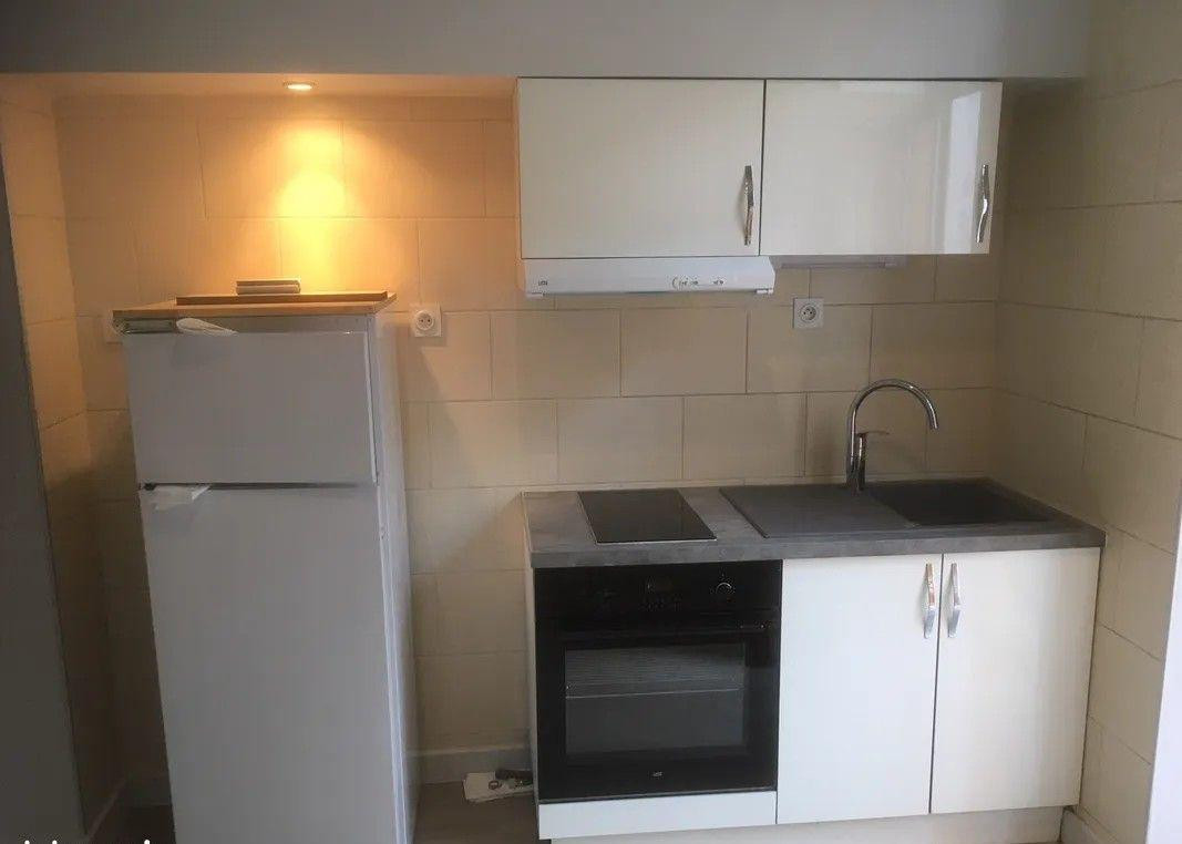 
                                                Location
                                                 Beau studio meublé 17m² avec accès cour