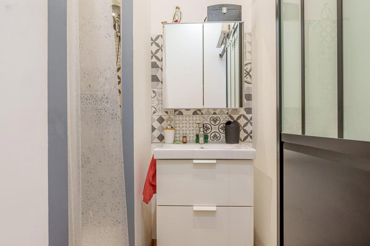 
                                                Location
                                                 Beau studio meublé 17m² avec grand balcon