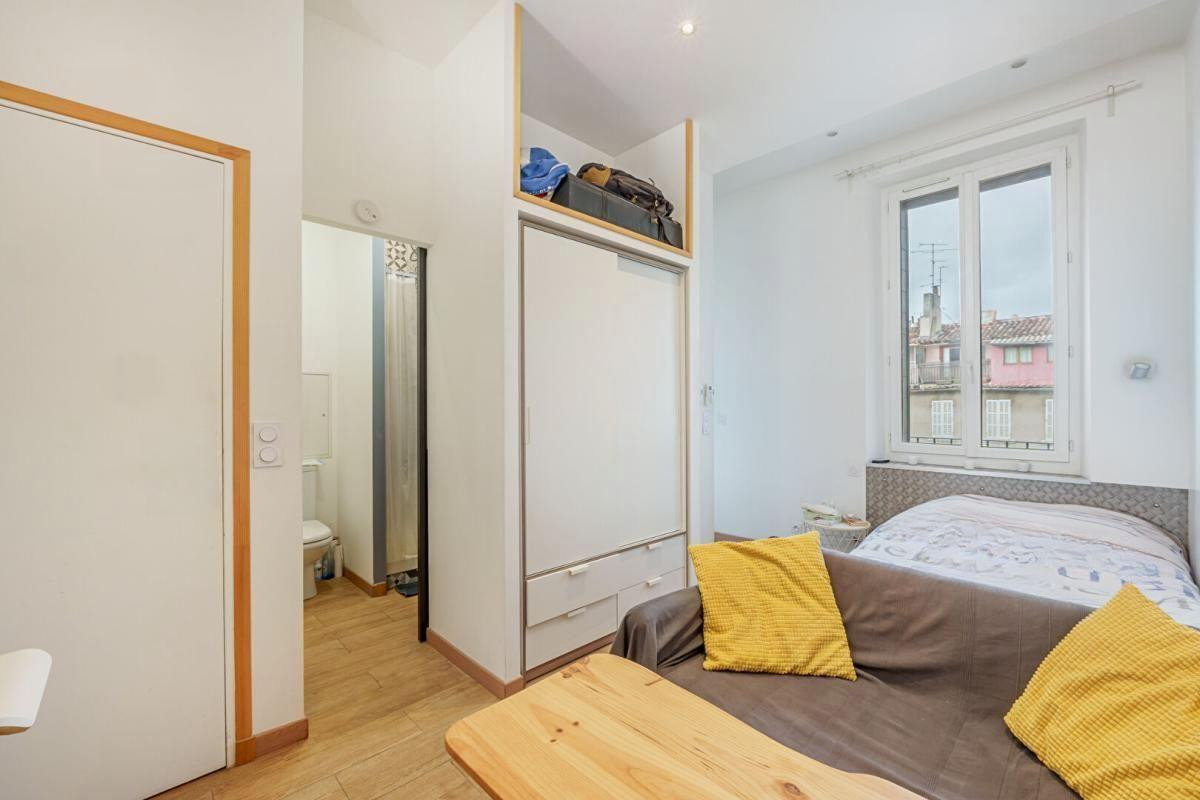 
                                                Location
                                                 Beau studio meublé 17m² avec grand balcon