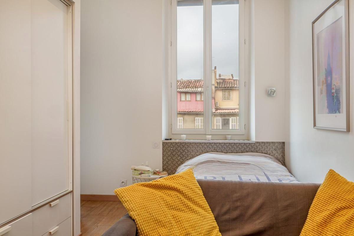 
                                                Location
                                                 Beau studio meublé 17m² avec grand balcon