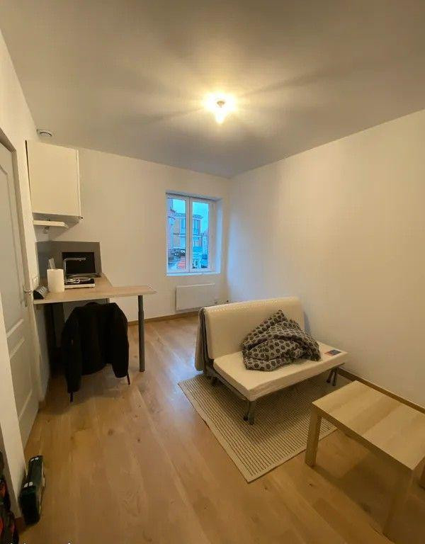 
                                                Location
                                                 Beau studio meublé 17m² rénové et lumineux
