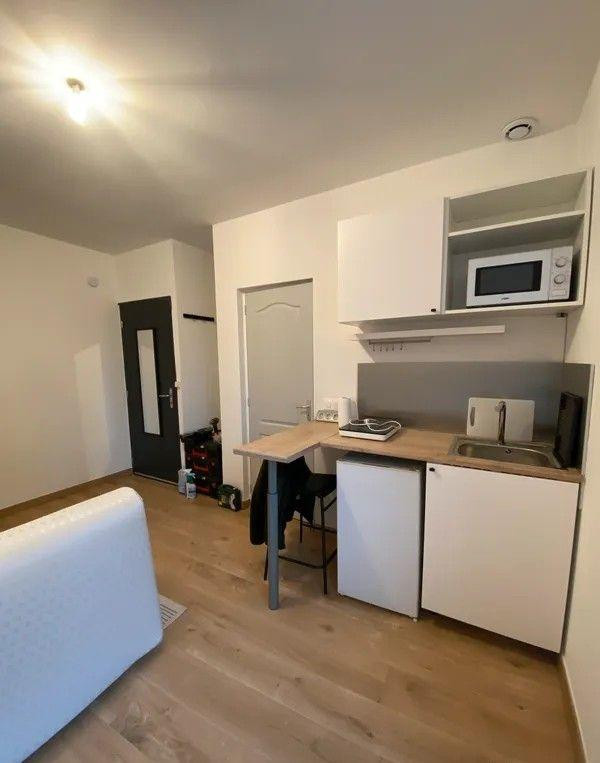 
                                                Location
                                                 Beau studio meublé 17m² rénové et lumineux
