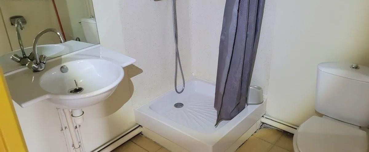 
                                                Location
                                                 Beau studio meublé 18 m2 au calme Nantes centre