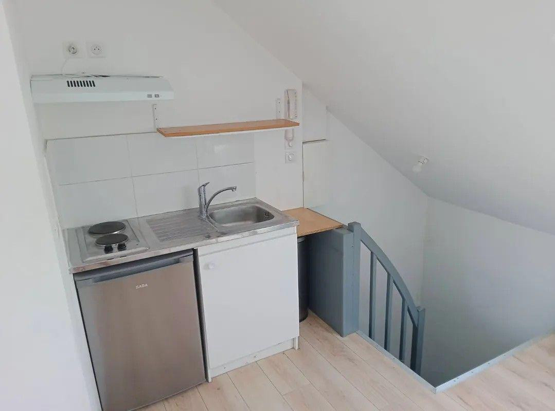 
                                                Location
                                                 Beau studio meublé 18m²