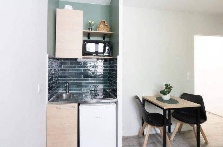 
                                                Location
                                                 Beau studio meublé 18m²