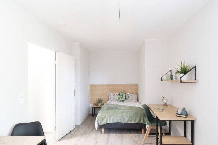 
                                                Location
                                                 Beau studio meublé 18m²
