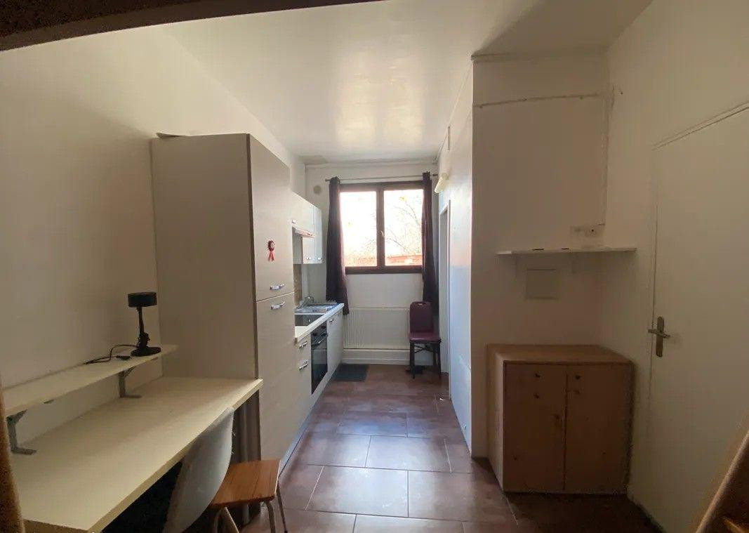 
                                                Location
                                                 Beau studio meublé 18m²