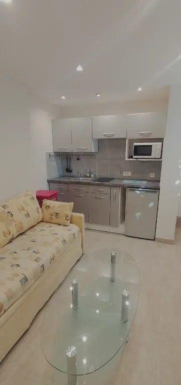 
                                                Location
                                                 Beau studio meublé 18m² (étudiant.e) très calme