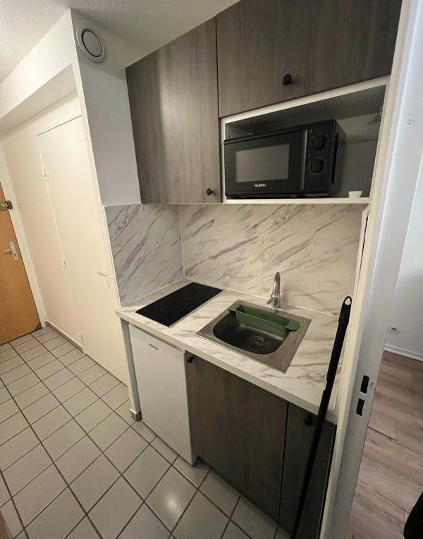 
                                                Location
                                                 Beau studio meublé 18m² lumineux et sans vis-à-vis