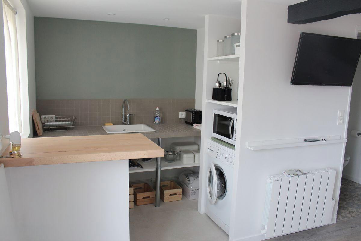 
                                                Location
                                                 Beau studio meublé 18m² + place de parking