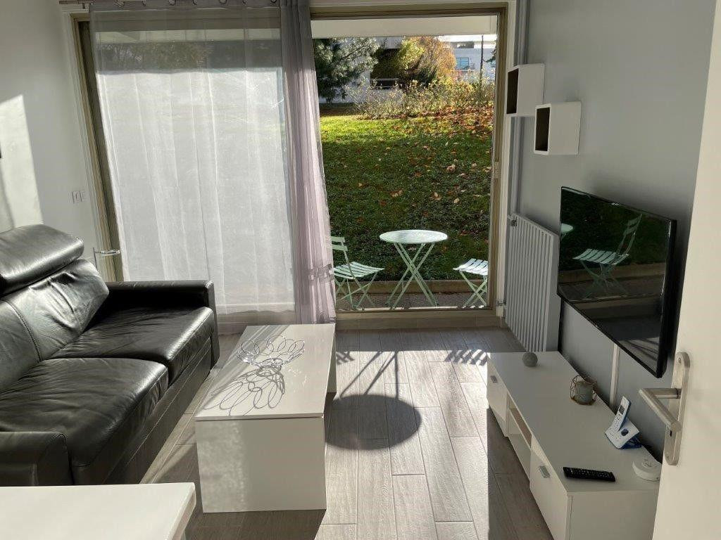 
                                                Location
                                                 Beau studio meublé 18m² proche métro Jaurès