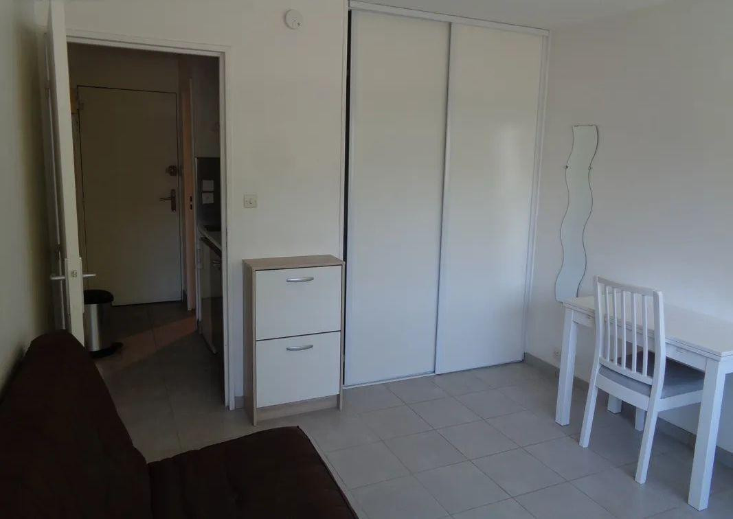 
                                                Location
                                                 Beau studio meublé 18m²  refait à neuf