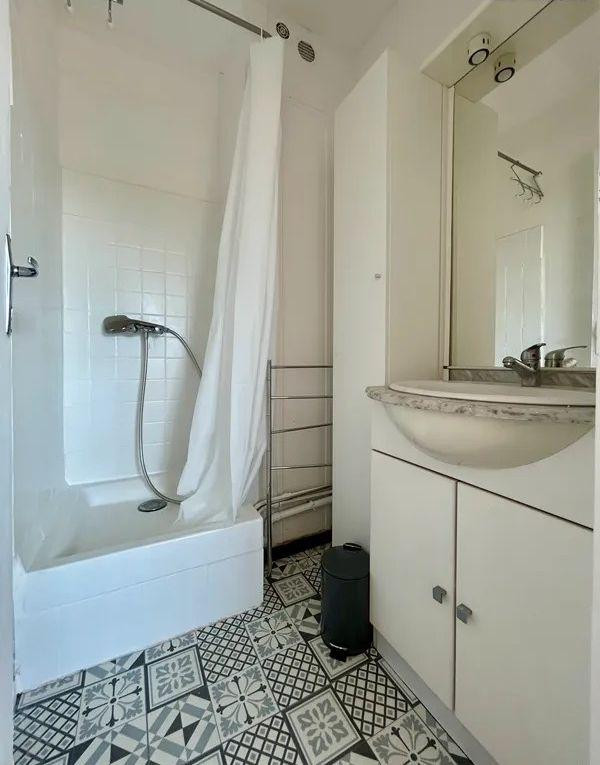 
                                                Location
                                                 Beau studio meublé 18m² rénové avec balcon filant