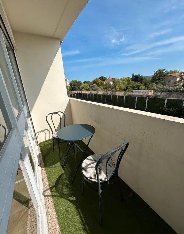 
                                                Location
                                                 Beau studio meublé 18m² rénové avec balcon filant