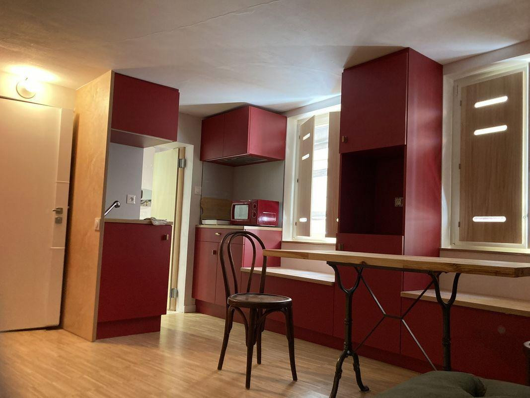 
                                                Location
                                                 Beau studio meublé 19 m²