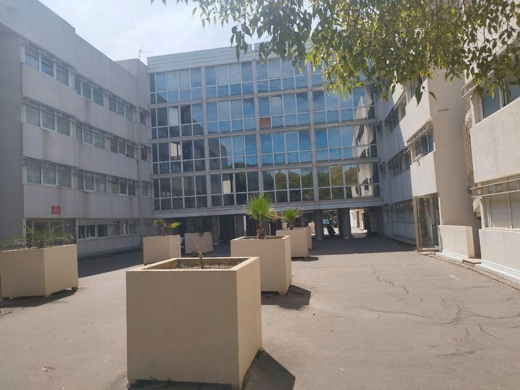 
                                                Location
                                                 Beau studio meublé 19m²