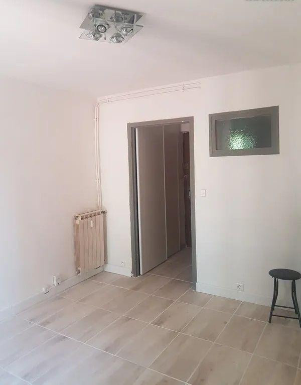 
                                                Location
                                                 Beau studio meublé 19m² avec balcon